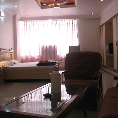 Gaurav Hotel Kanpur Exterior foto
