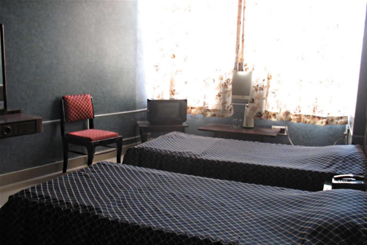 Gaurav Hotel Kanpur Exterior foto